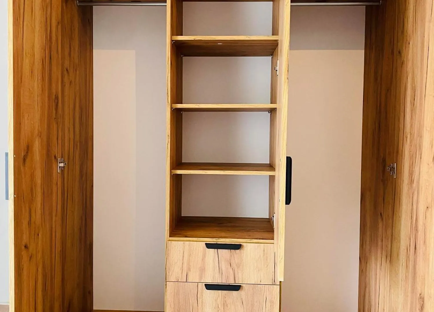 Central Apartment 2 Bedroom Ac Wifi 티라나